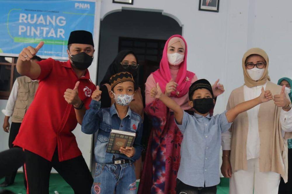 Novita Hardini dan Giring Ganesha saat resmikan Ruang Pintar di Trenggalek. IDN Times/ istimewa