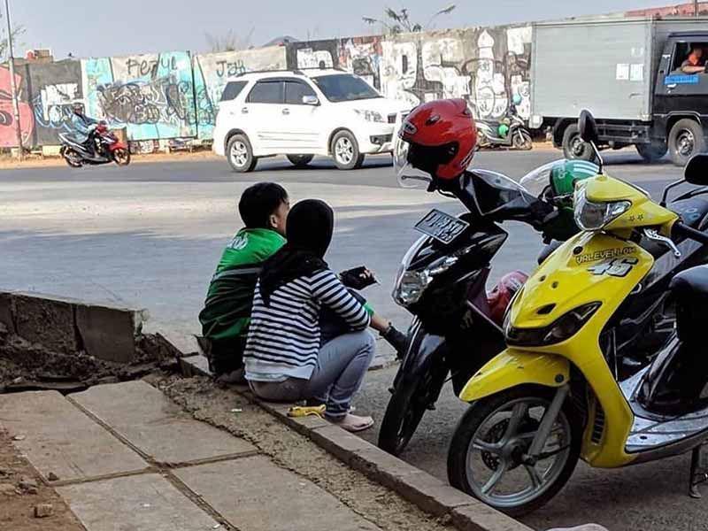10 Potret Abang Ojol saat Bucin, Bikin Semangat Cari Rezeki!