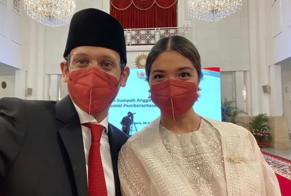 Jarang Tersorot, 9 Potret Manis Nadiem Makarim dan Istri