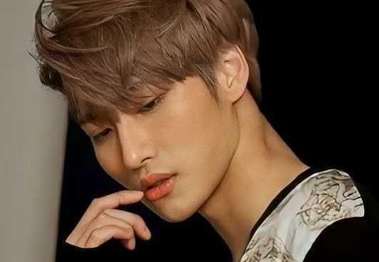 9 Potret Seonghwa ATEEZ dengan Jawline Sempurna, Bikin Gagal Fokus