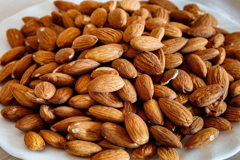 ilustrasi kacang almond (grapetree.co.uk)