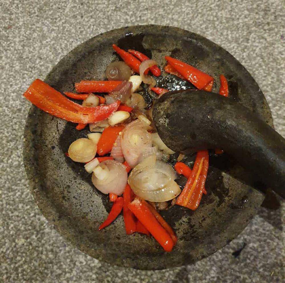 Mengulek sambal (instagram.com/madewithlove_1988)