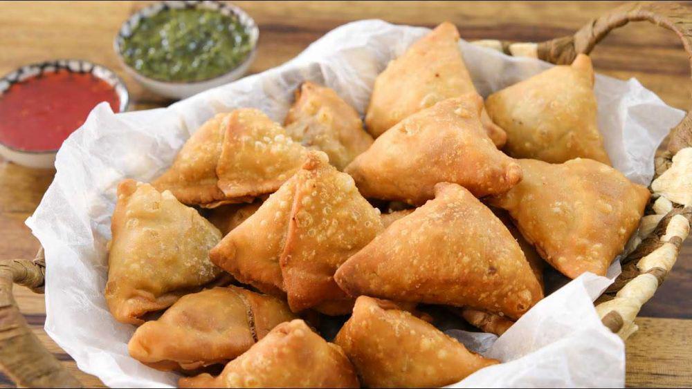 ilustrasi samosa (thecookingfoodie.com)