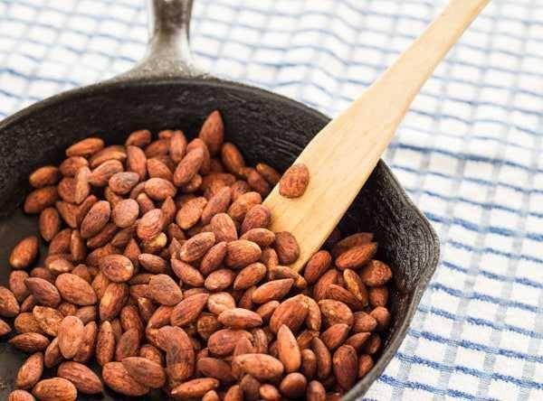ilustrasi kacang almond (lettyskitchen.com)