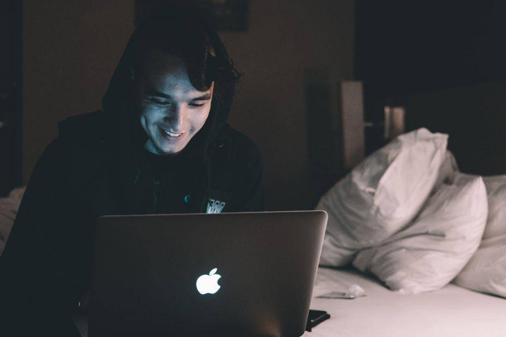ilustrasi tersenyum melihat laptop (unsplash.com/hanny naibaho)