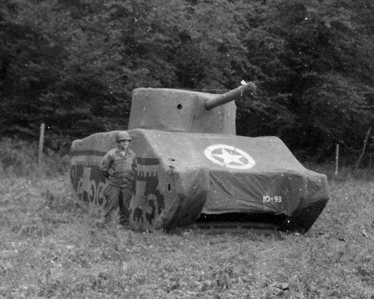 Tank Sherman tiup oleh Rick Beyer, dari buku The Ghost Army. (99percentinvisible.org)