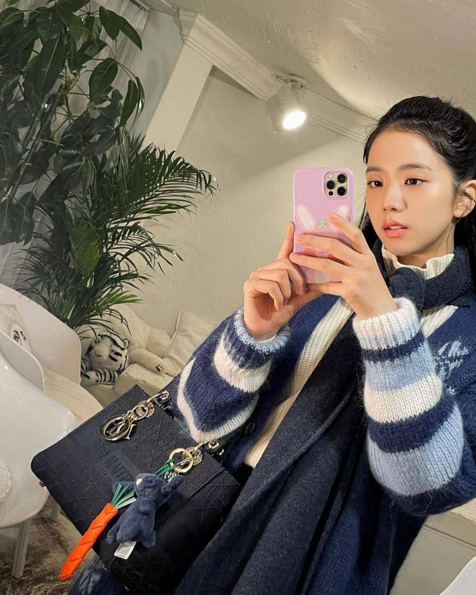 Jisoo (instagram.com/sooyaaa__)