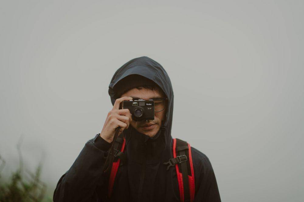 ilustrasi memotret dengan kamera analog (unsplash.com/le tan)