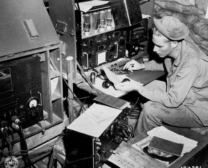 Operator Radio, PD II oleh Korps Sinyal Angkatan Darat AS. (99percentinvisible.org)