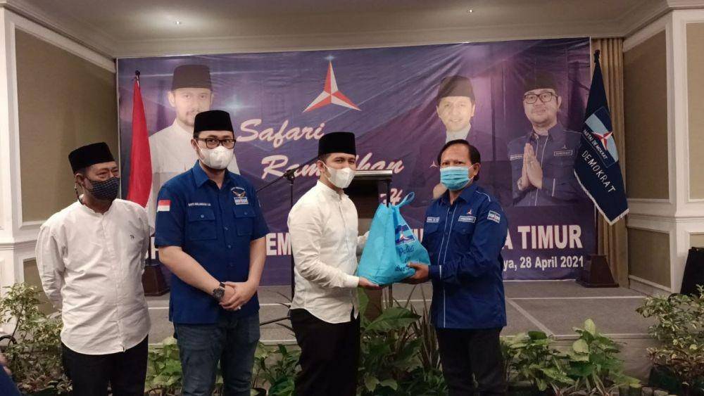 Plt Ketua DPD Partai Demokrat Jatim Emil Elestianto Dardak (dua dari kanan). Dok/Istimewa.