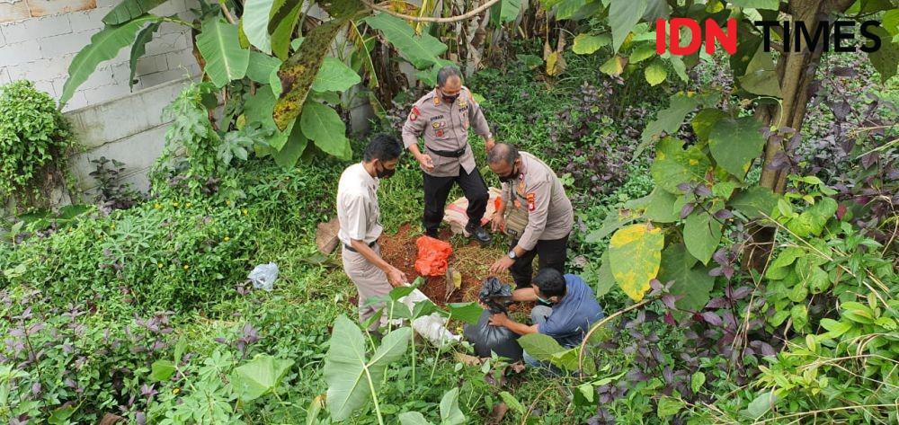 5 Potret Pembongkaran Makam Babi Ngepet di Depok