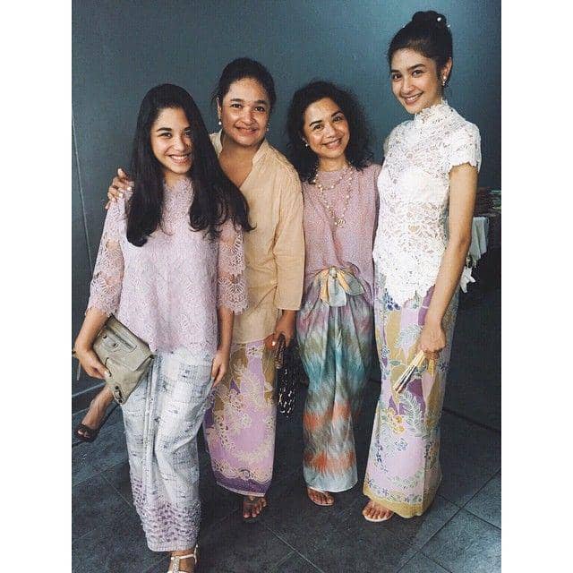 Mikha Tambayoung dengan kebaya (instagram.com/miktambayong)
