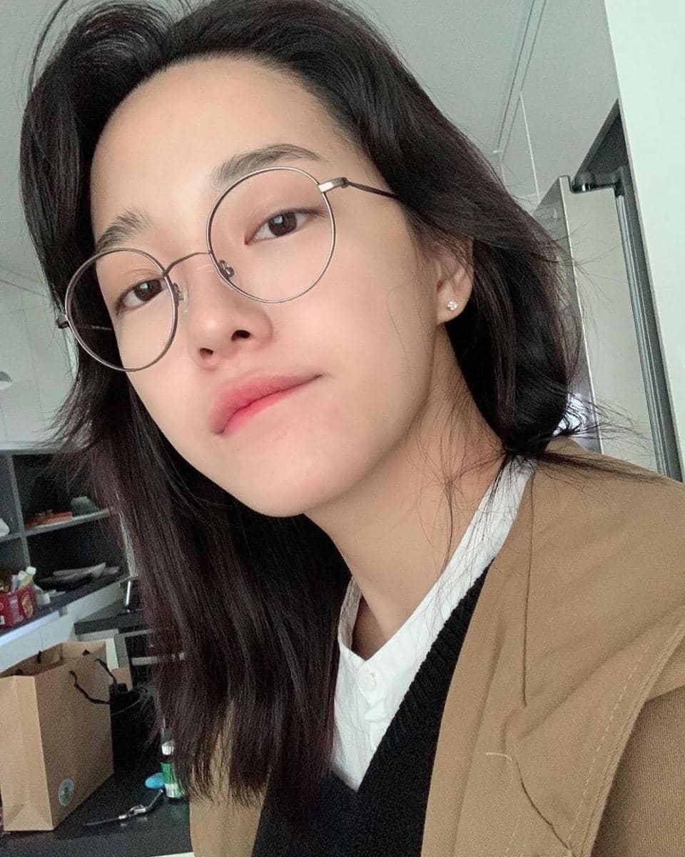 aktris Korea Kim Sejeong tampil cuek (instagram.com/clean_0828)