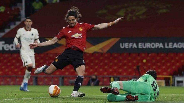 ANTARA FOTO/REUTERS/Phil Noble / Striker Manchester United, Edinson Cavani, beraksi di laga kontra AS Roma dalam semifinal leg 1 Liga Europa, Jumat (30/4/2021), di Old Trafford