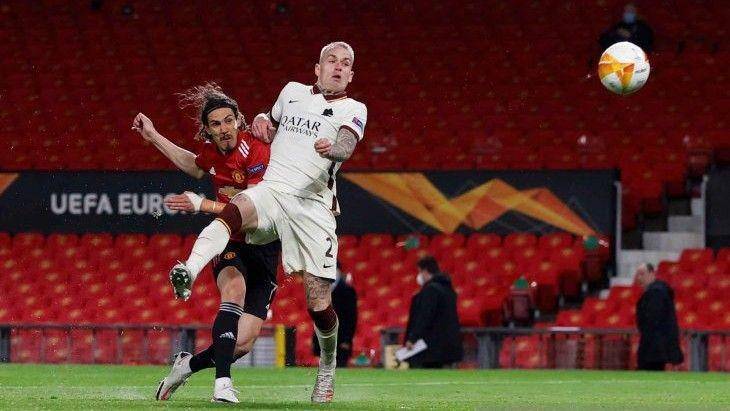 ANTARA FOTO/REUTERS/Phil Noble / Striker Manchester United, Edinson Cavani, beraksi di laga kontra AS Roma dalam semifinal leg 1 Liga Europa, Jumat (30/4/2021), di Old Trafford