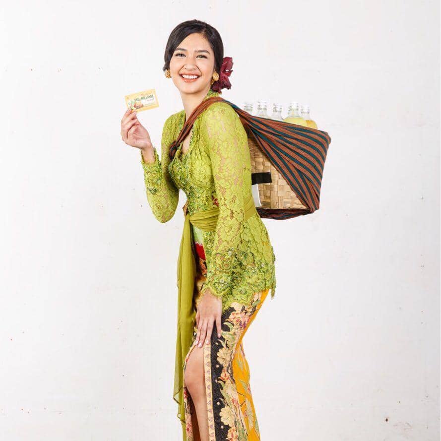 Mikha Tambayoung dengan kebaya (instagram.com/miktambayong)