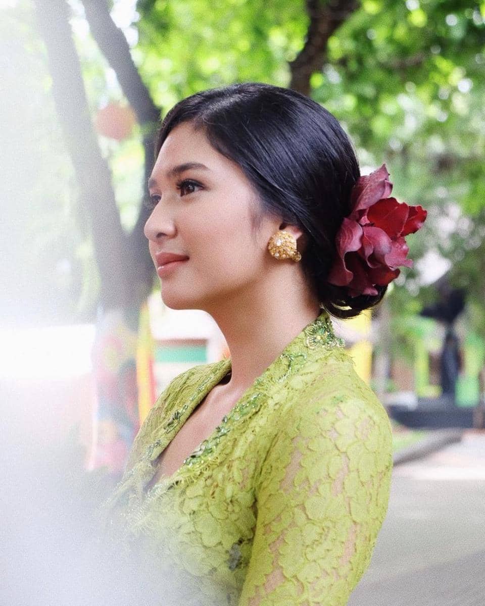 Mikha Tambayoung dengan kebaya (instagram.com/miktambayong)