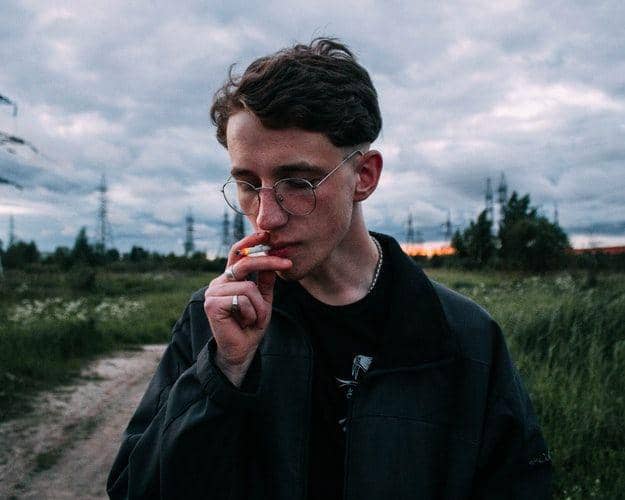 ilustrasi pria merokok (Unsplash.com/wolair)