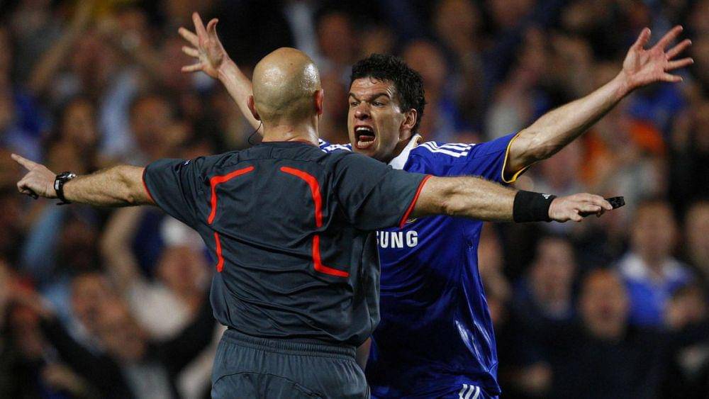 Ballack marah kepada wasit. (eurosport.com/Reuters)