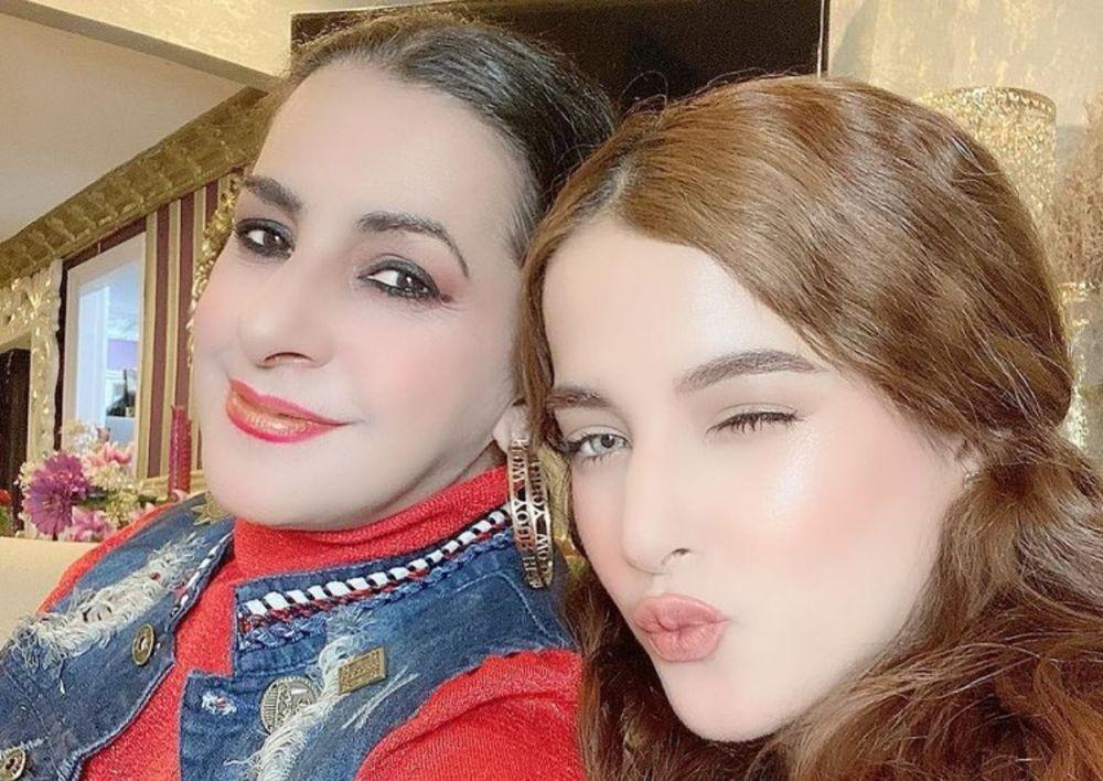 Anak-Mama Sosialita, 10 Gaya Selfie Tasya Farasya dan Bu Ala Alatas