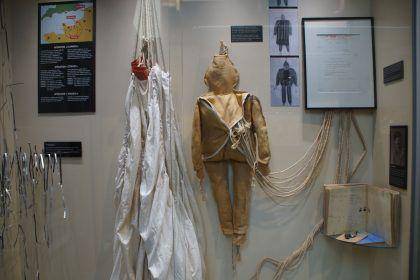 Penerjun payung palsu bernama "Rupert" yang digunakan selama D-Day. (aviationmuseum.eu)