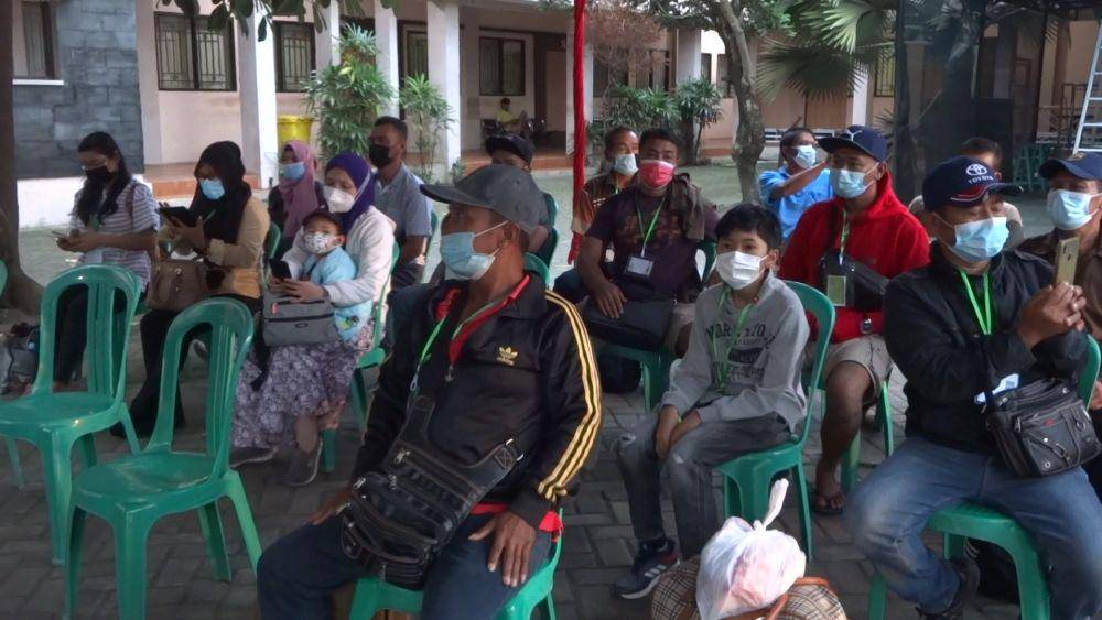 Pekerja Migran Indonesia asal Tulungagung tiba di Kantor Tenaga Kerja dan Transmigrasi. (IDN Times/Bramanta Pamungkas)