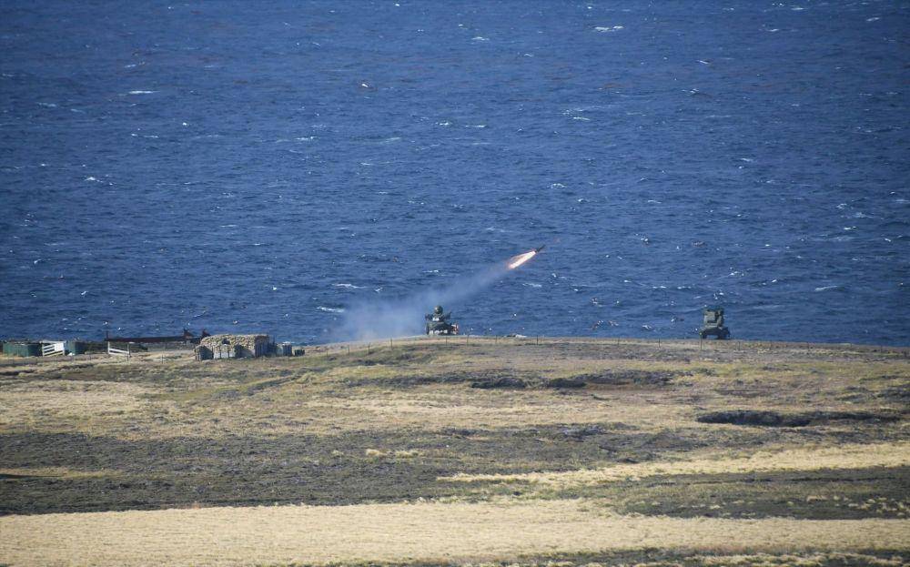 Suasana peluncuran misil Rapier Inggris di Port Harriet, Kepulauan Falkland pada Rabu (28/04/2021). (twitter.com/StephenLuxton)