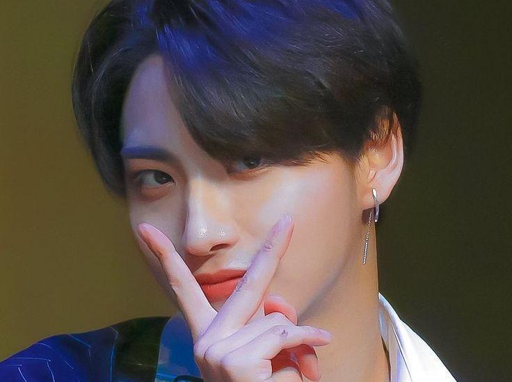 Debut Akting, Ini 9 Potret Seonghwa ATEEZ dengan Pose V Sign Andalan