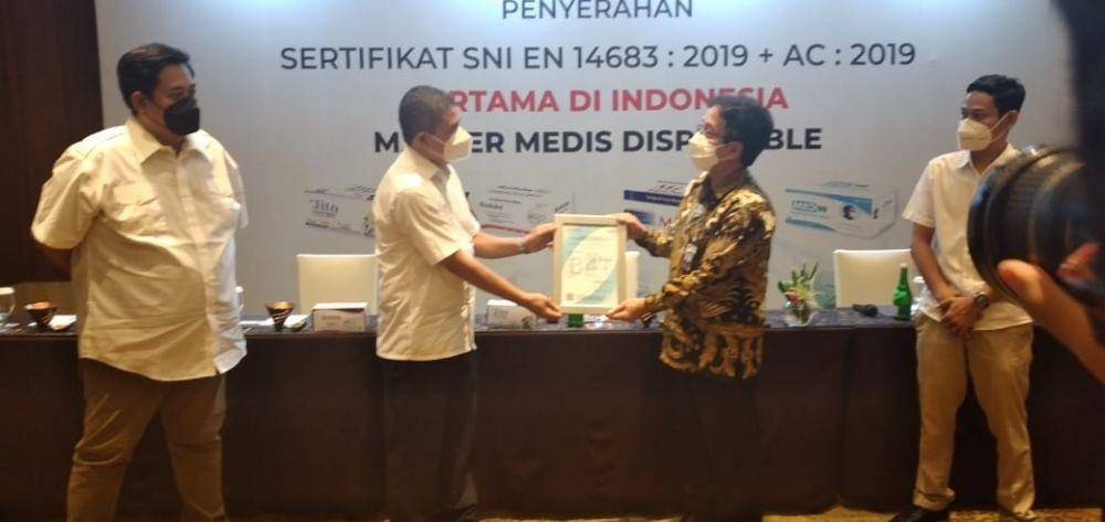 Kepala BSN saat menyerahkan sertifikat SNI kepada PT Maesindo. Dok: istimewa