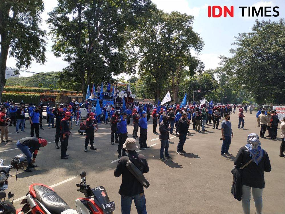 Di tengah pandemik COVID-19 Buruh di Jabar tetap menggelar aksi May Day 2021 (IDN Times/Azzis Zulkhairil)