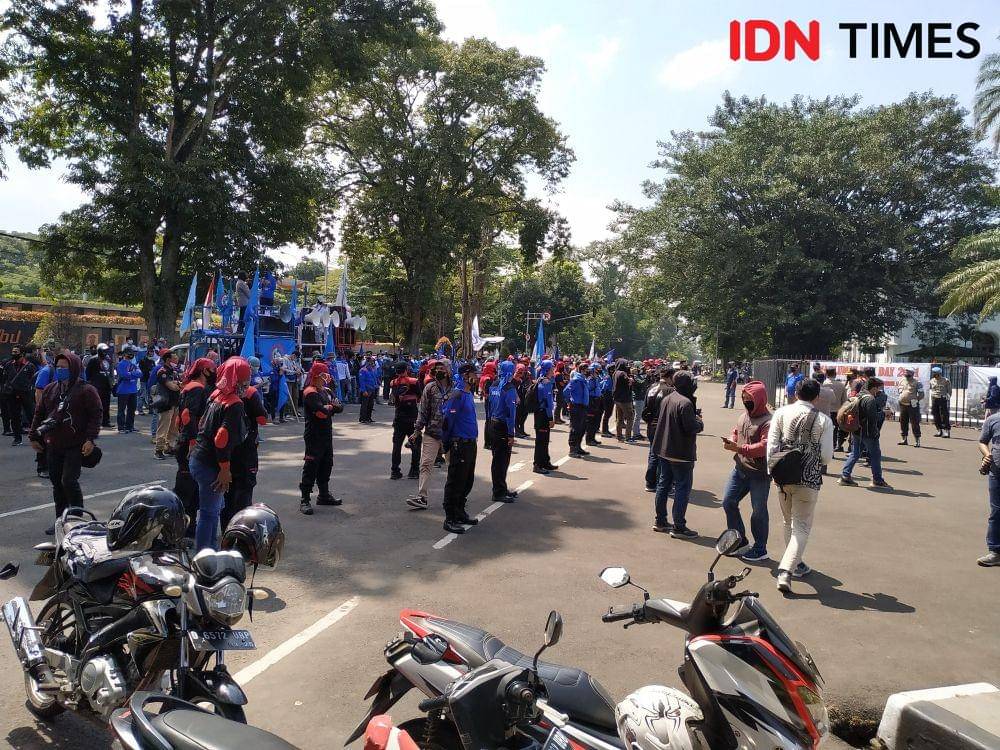 Di tengah pandemik COVID-19 Buruh di Jabar tetap menggelar aksi May Day 2021 (IDN Times/Azzis Zulkhairil)