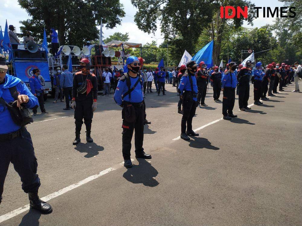 Di tengah pandemik COVID-19 Buruh di Jabar tetap menggelar aksi May Day 2021 (IDN Times/Azzis Zulkhairil)