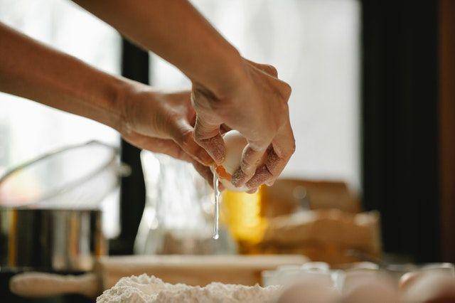Membuat isian pie susu (pexels.com/Klaus Nielsen)