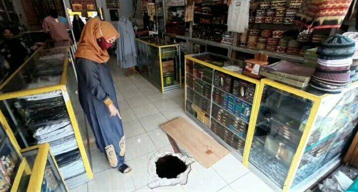 Laila Ninda, pemilik Toko Batik Indonesia menunjukkan lubang di lantai akses pencuri bobol toko. (IDN Times/Istimewa).