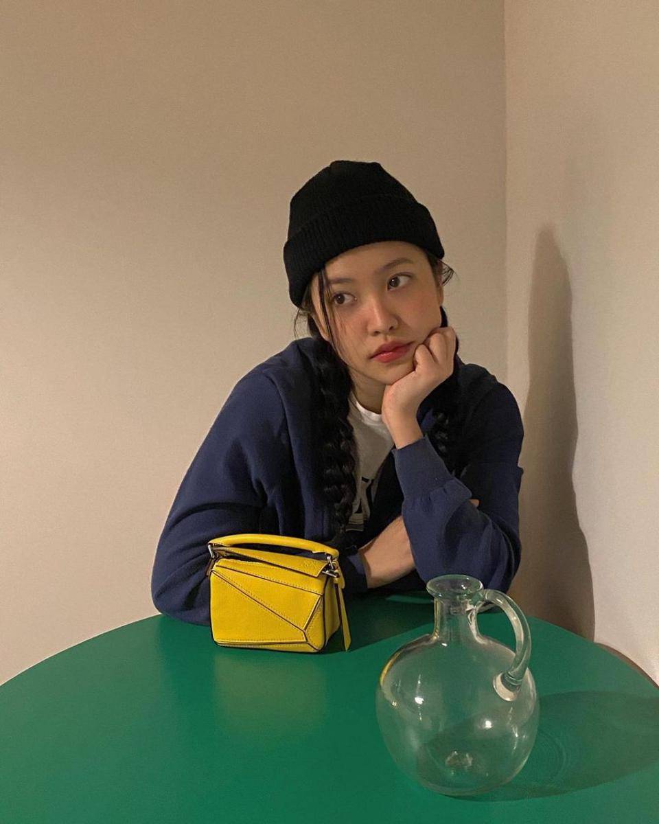 Yeri Red Velvet sedang berpose dengan menopang dagu. (instagram.com/yerimiese)
