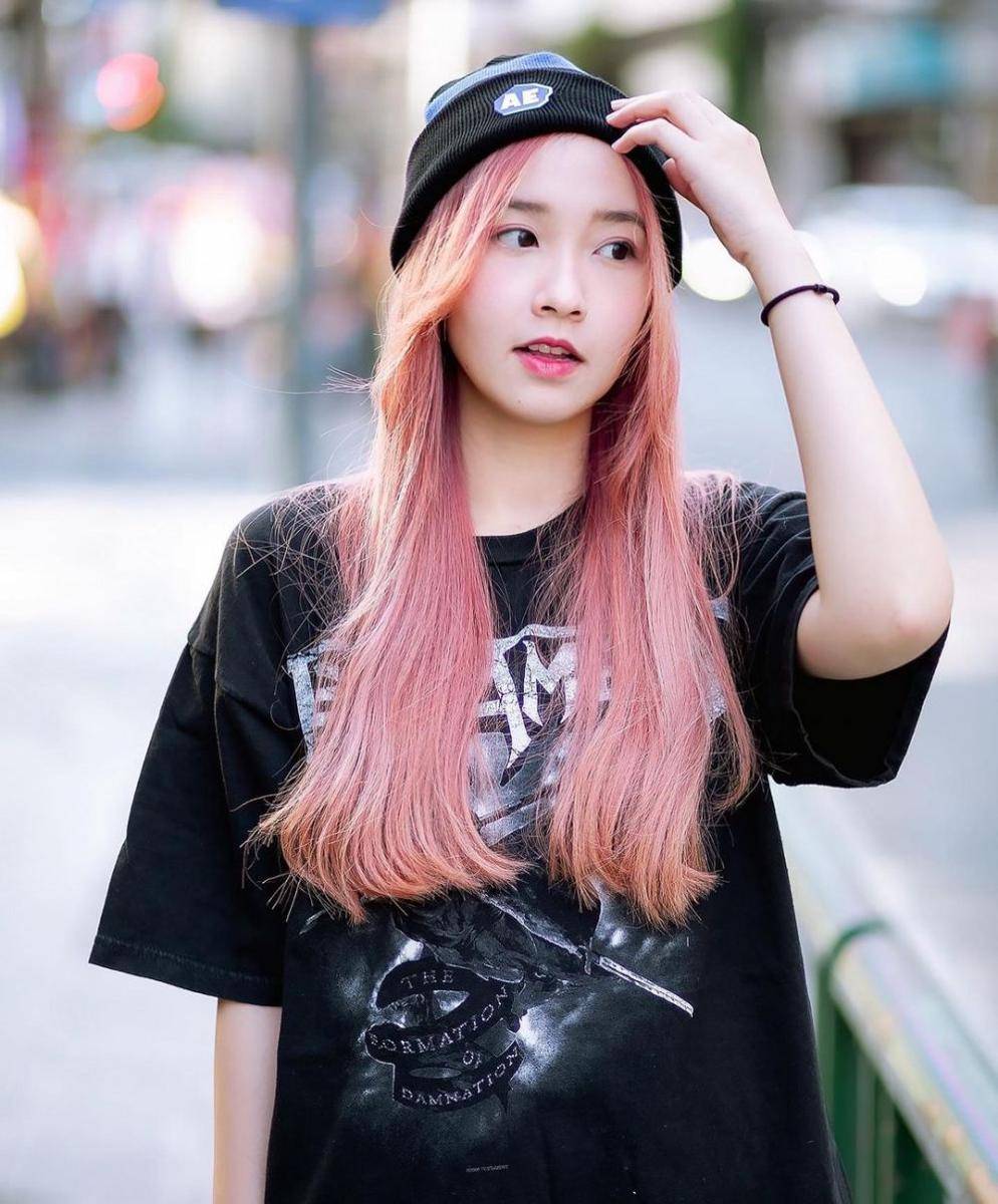 Puimek Napasorn dengan rambut pink (Instagram.com/puimekster)