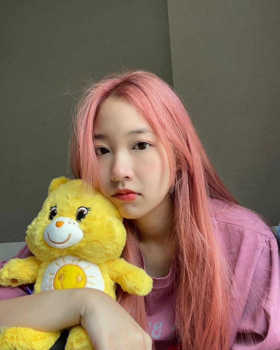 Puimek Napasorn dengan rambut pink (Instagram.com/puimekster)