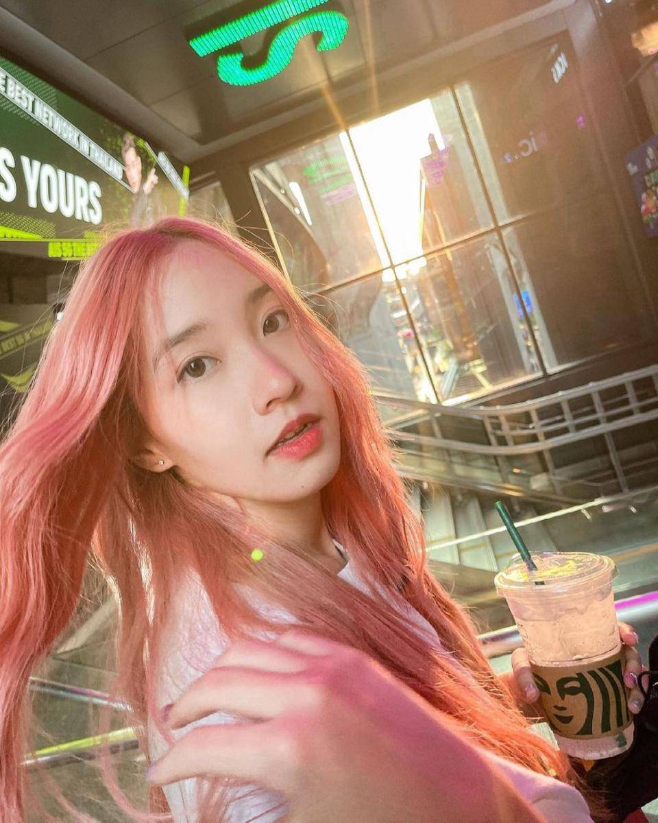 Puimek Napasorn dengan rambut pink (Instagram.com/puimekster)