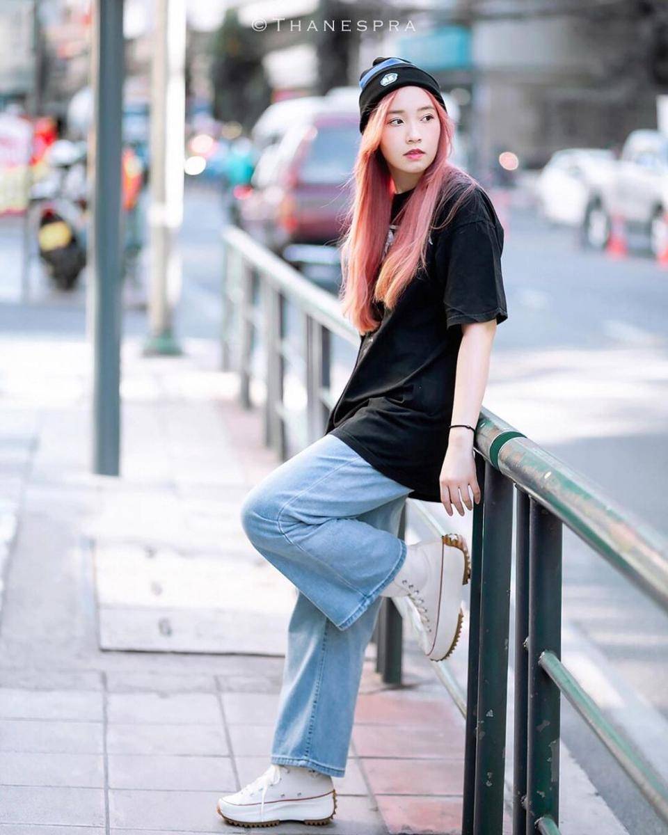 Puimek Napasorn dengan rambut pink (Instagram.com/puimekster)