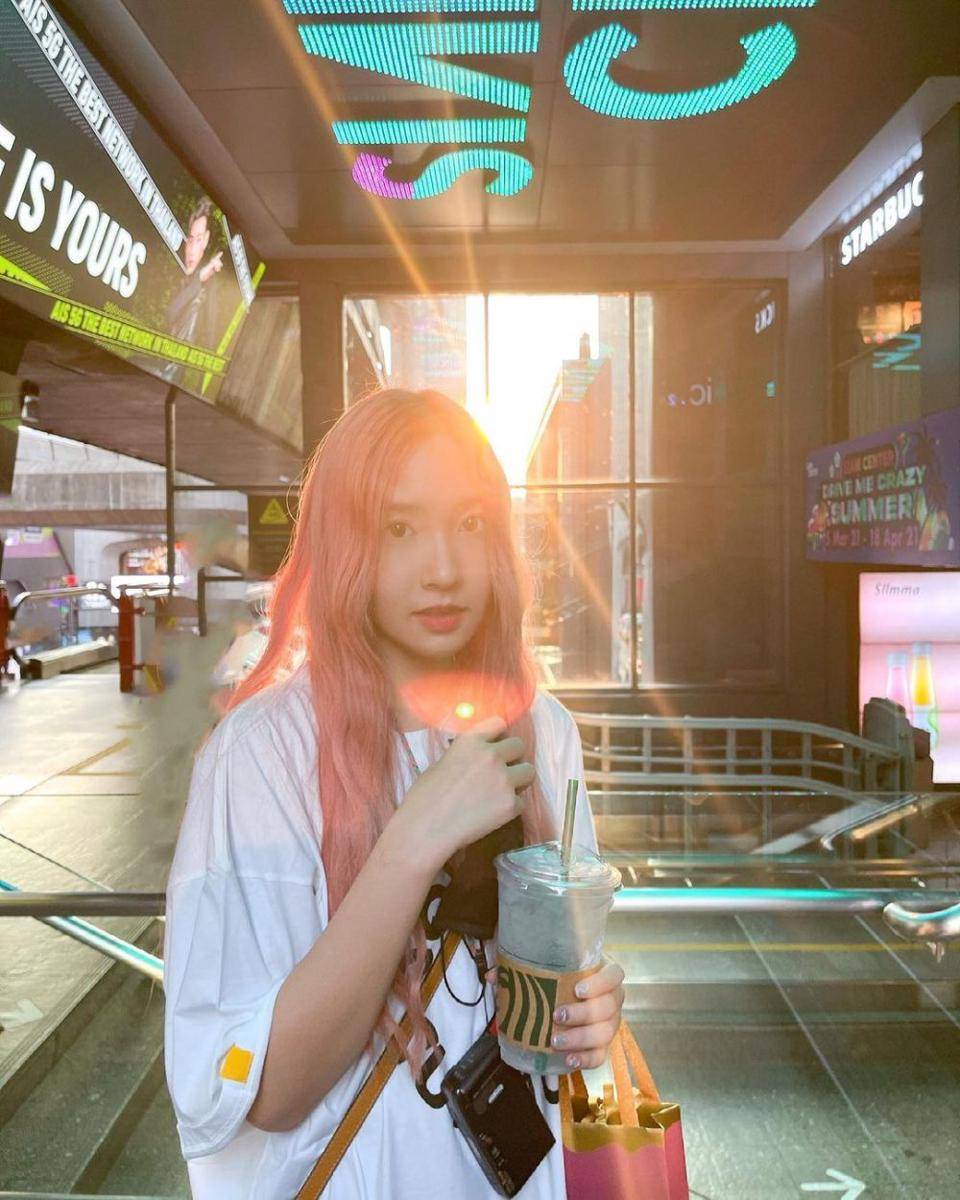 Puimek Napasorn dengan rambut pink (Instagram.com/puimekster)