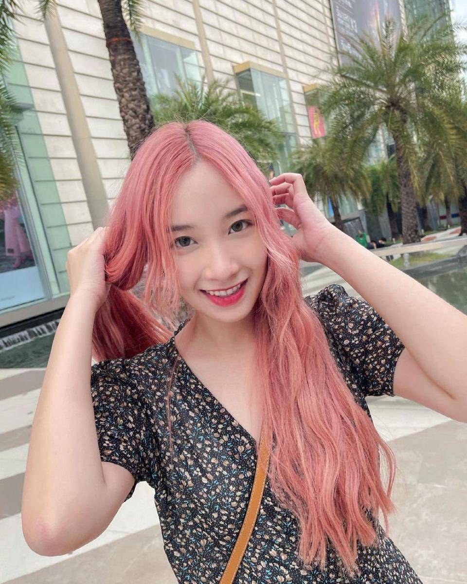 Puimek Napasorn dengan rambut pink (Instagram.com/puimekster)
