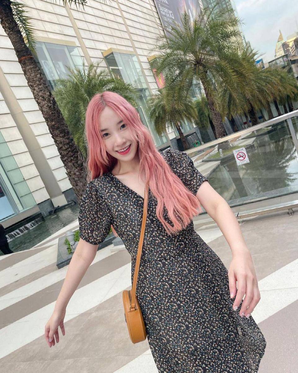 Puimek Napasorn dengan rambut pink (Instagram.com/puimekster)