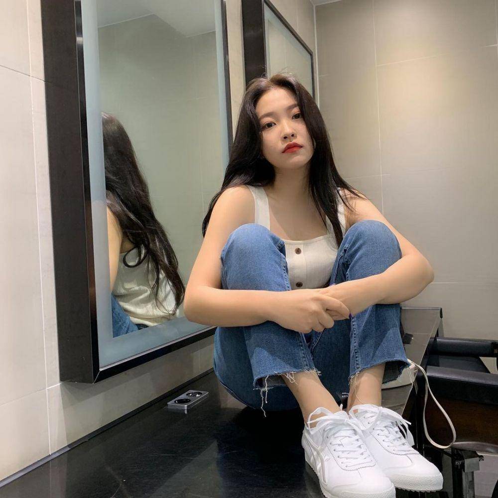 Yeri Red Velvet sedang berpose santai di depan cermin. (instagram.com/yerimiese)