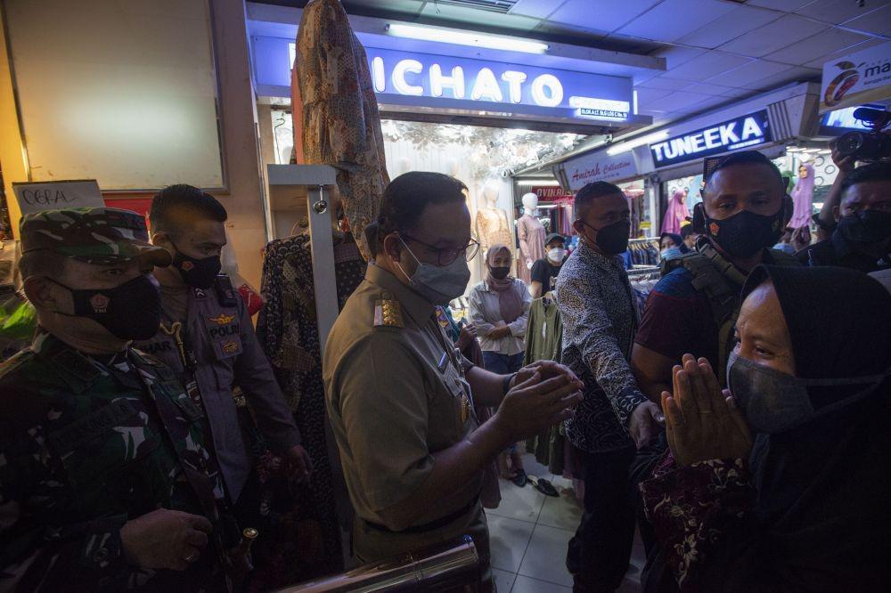 Gubernur DKI Jakarta Anies Baswedan (tengah) bersama Panglima Kodam Jaya Mayjen TNI Dudung Abdurachman (kiri) meninjau situasi di Pusat Grosir Pasar Tanah Abang, Jakarta Pusat, Minggu (2/5/2021) (ANTARA FOTO/Aditya Pradana Putra)