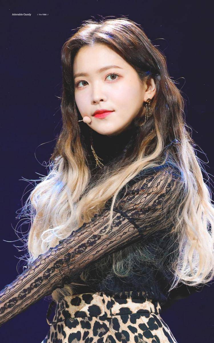 Yeri Red Velvet saat tampil di atas panggung. (twitter.com/adorablecandy81)
