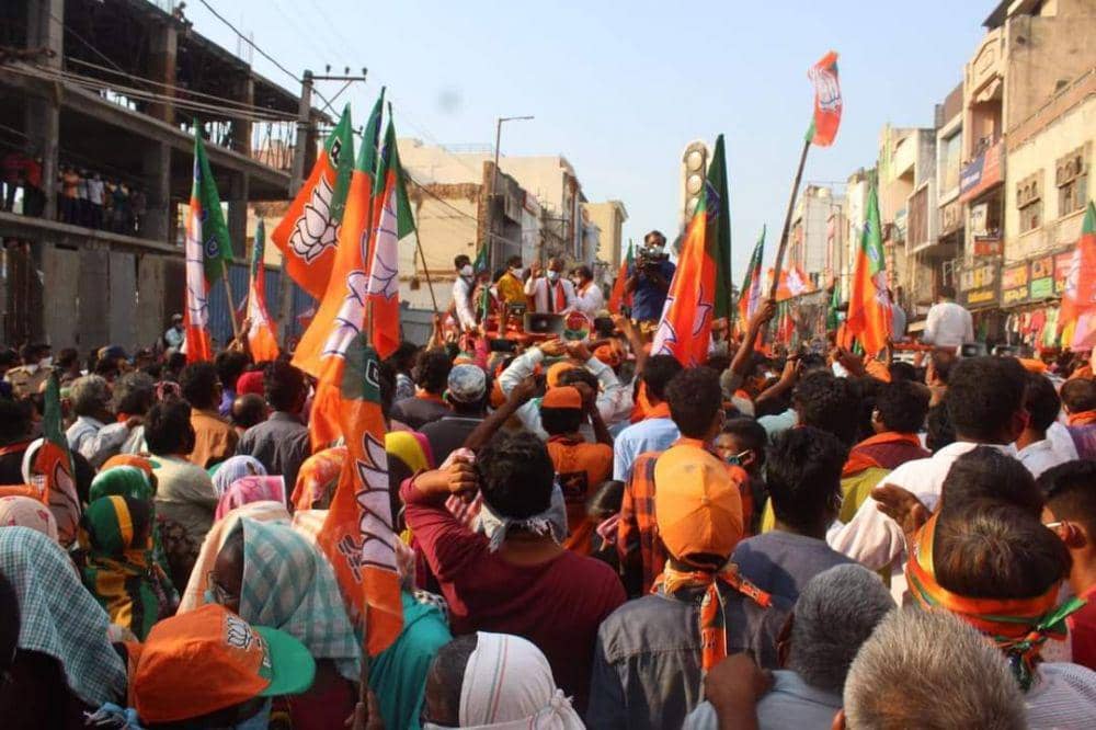 Kerumunan pendukung BJP, partai penguasa India, dalam kampanye di Benggala Barat. (Twitter.com/Hyderabad Deccan News)