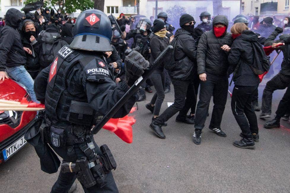 Bentrokan antara polisi Jerman dengan demonstran (Twitter.com/letsdoberlin)