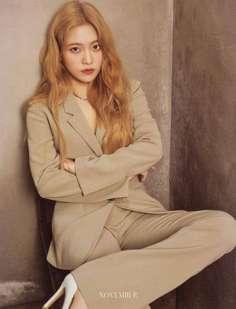Yeri Red Velvet bergaya formal dalam pemotretan. (twitter.com/sgsgom)