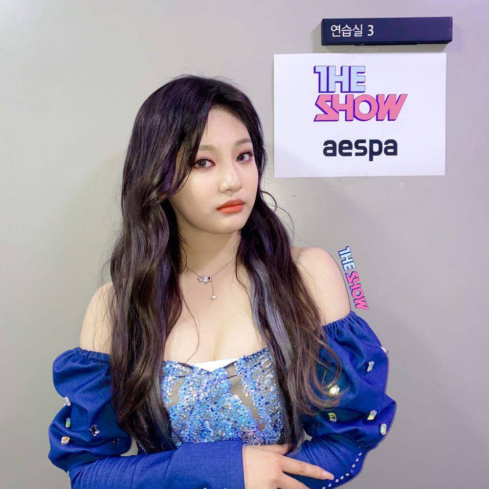 Ningning Aespa sebelum beraksi di atas panggung. (twitter.com/sbsmtvtheshow)