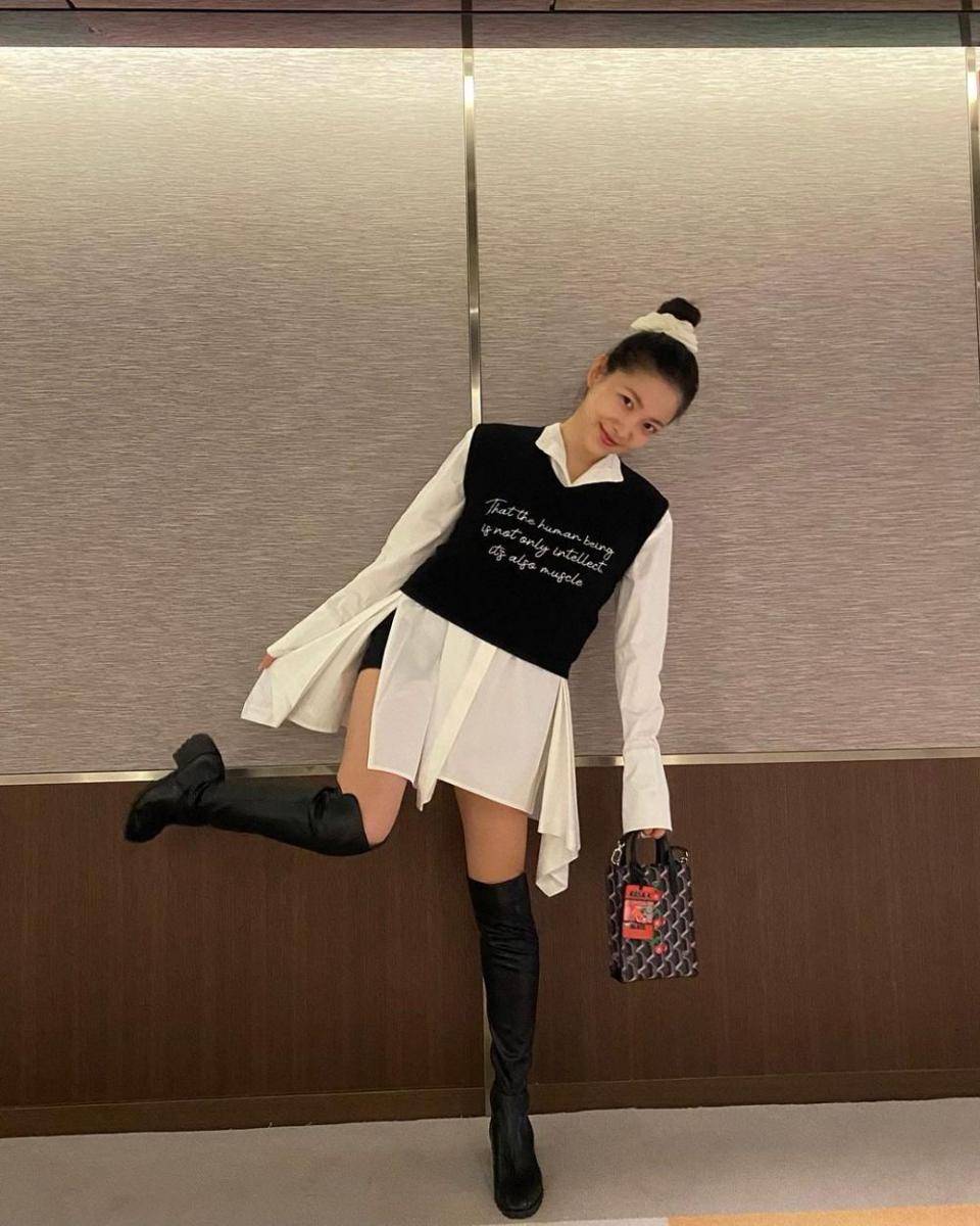 Yeri Red Velvet berpose dengan gaya yang ceria. (twitter.com/hourlyrv)
